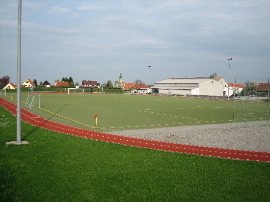 Sportplatz / im Hintergrund Sporthalle mit Bowlingbahnen